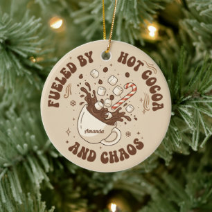 Angetrieben von heißer Schokolade und Chaos Lustig Keramik Ornament