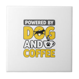 Angetrieben von Hund und Kaffee Vintage-Shirt-Desi Fliese