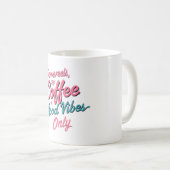 Angetrieben von Kaffee – Good Vibes Tasse (VorderseiteRechts)