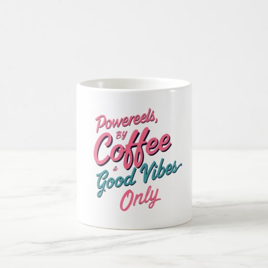 Angetrieben von Kaffee – Good Vibes Tasse (Mittel)