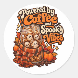 Angetrieben von Kaffee und Grusel-Vibes Halloween Runder Aufkleber