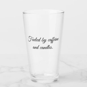Angetrieben von Kaffee und Kerzen. Glas
