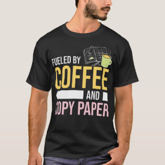 Angetrieben von Kaffee und Papier - Lehrerhelfer T-Shirt