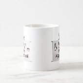 Angetrieben von Kaffee und passiver Aggression – B Kaffeetasse (Mittel)