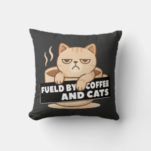 Angetrieben von Kaffee und süßen schlafenden Katze Kissen
