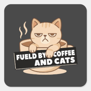 Angetrieben von Kaffee und süßen schlafenden Katze Quadratischer Aufkleber