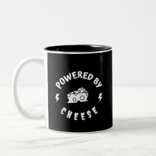 Angetrieben von Käse Zweifarbige Tasse