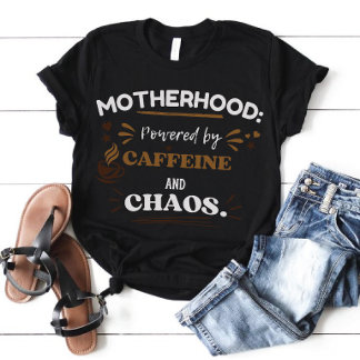 Angetrieben von Koffein und Chaos Mutter-T-Shirt T-Shirt