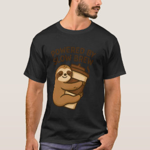 Angetrieben von langsamer Brühung lustigem Koffein T-Shirt