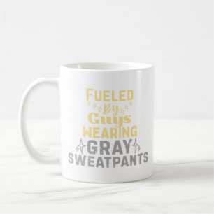 Angetrieben von Männern in grauen Sweatpants Kaffeetasse