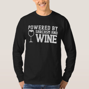 Angetrieben von Sarkasmus und Wein Lustiger Glas T T-Shirt