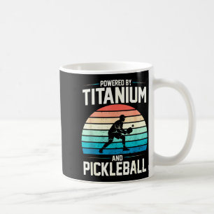 Angetrieben von Titan Pickleball lustiges Knie Hüf Kaffeetasse