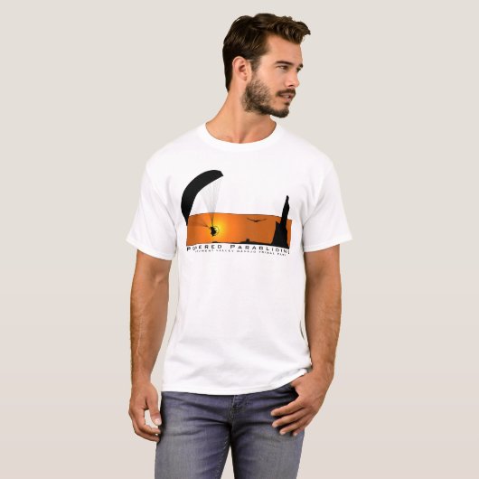Angetriebenes Gleitschirmfliegen in T-Shirt (Vorne ganz)