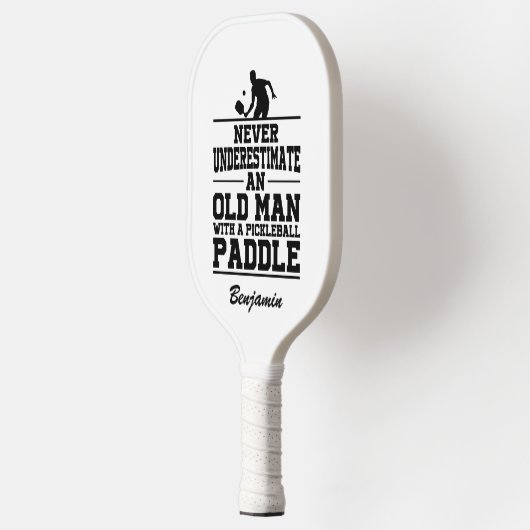 Angewohnheit unterschätzt nie einen alten Mann mit Pickleball Schläger (Links)