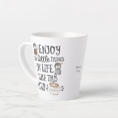 Angewohnt genießen die kleinen Dinge im Leben wie  Milchtasse (Linke Ecke)