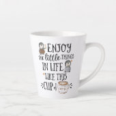 Angewohnt genießen die kleinen Dinge im Leben wie  Milchtasse (Rechts)