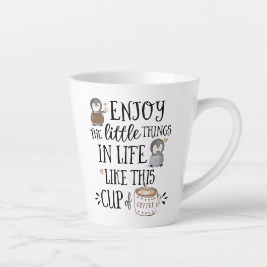 Angewohnt genießen die kleinen Dinge im Leben wie  Milchtasse (Rechts)