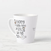 Angewohnt genießen die kleinen Dinge im Leben wie Milchtasse (Linke Ecke)