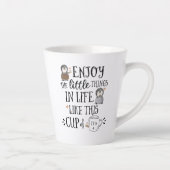 Angewohnt genießen die kleinen Dinge im Leben wie Milchtasse (Rechts)