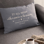 Angewohnt, wo alles beginnt Chic Valentinstag Lendenkissen<br><div class="desc">Feiern Sie Ihre Liebe mit diesem schicken und romantischen Kissen, das Ihnen die Lage und das Datum, das Sie in der Vintagen Schrift-Schrift von Elfenbein und im Drehbuchdesign neben den von Hand gezeichnet Pfeilen, vorgestellt haben. Wählen Sie Ihre eigene Farbe und personalisieren Sie dieses individuelle Design mit Ihren eigenen Namen...</div>