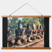 Angkor Thom Götterstatuen Wandteppich Mit Holzrahmen (Vorne)