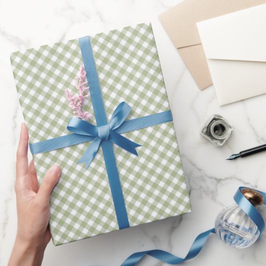 Angled Sage Green und White Gingham Geschenkpapier (Schenken)