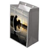 Anglermorgen Mittlere Geschenktüte (Rückseite Schrägansicht)