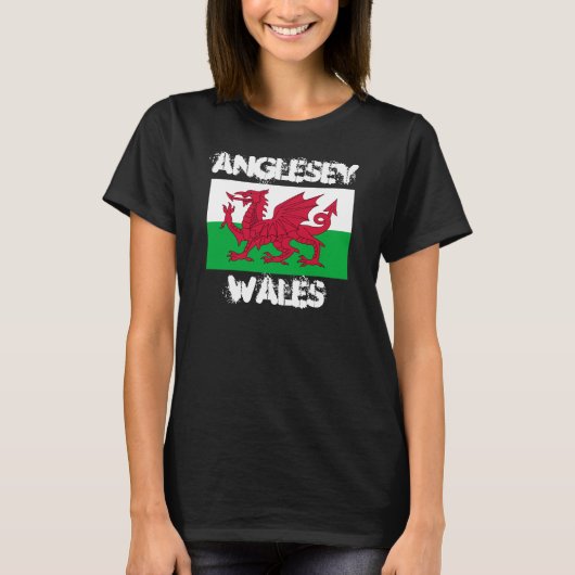 Anglesey, Wales mit walisischer Flagge T-Shirt (Vorderseite)