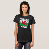 Anglesey, Wales mit walisischer Flagge T-Shirt (Vorne ganz)