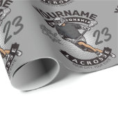 Angriff des personalisierten Lacrosse Player-Sport Geschenkpapier (Rolleneckpunkt)