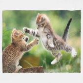 ANGRIFF KITTEN FLEECEDECKE (Vorderseite (Horizontal))