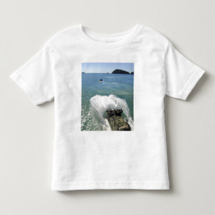 Angriff mit Amphibienfahrzeugsfahrzeuge nehmen die Kleinkind T-shirt