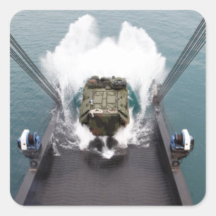 Angriff mit Amphibienfahrzeugsfahrzeuge schiffen Quadratischer Aufkleber