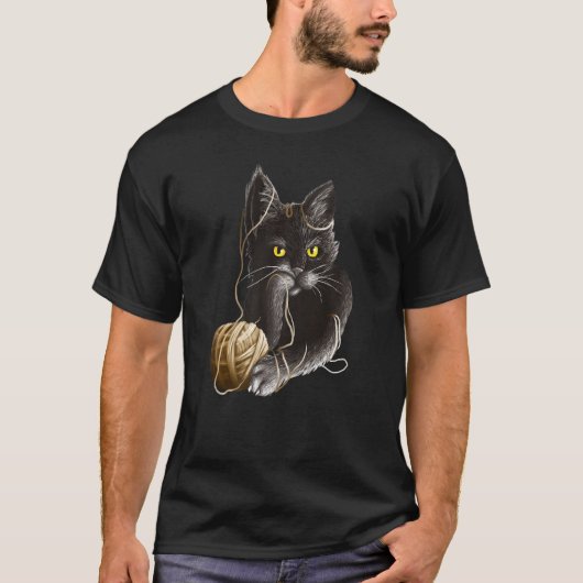 Angry Cat With Yellow eyes Stuck in a Ball of Stri T-Shirt (Vorderseite)