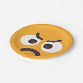 Angry Face Niedlich und Fun Editable Colors Emoji  Pappteller (Schrägansicht)