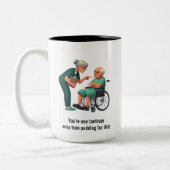Angry Nurse Dealing With Stubborn Elderly Patient  Zweifarbige Tasse (Links)