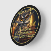 Angry Owl Ich lese Bücher, trinke Kaffee Ich weiß Runde Wanduhr (Winkel)