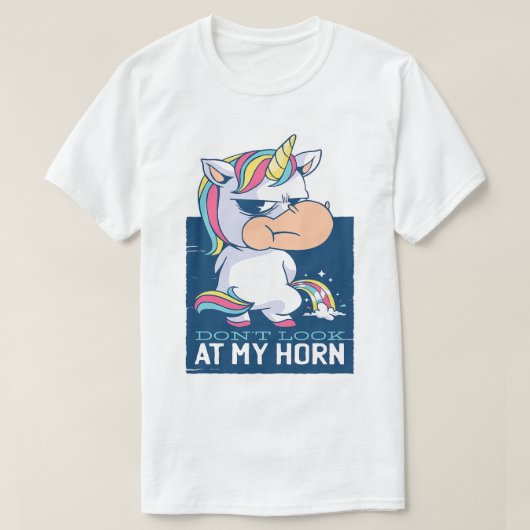 Angry Unicorn Pisse lustige Regenbogenfarbenpfeife T-Shirt (Design vorne)
