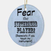 Angst vor dem Synthesizer-Player Keramik Ornament (Links)