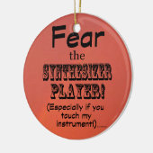 Angst vor dem Synthesizer-Player Keramik Ornament (Links)