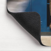 Ängstlicher Schüler versteckt sich in einem Spind Mousepad (Ecke)
