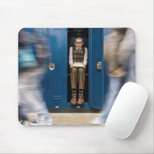 Ängstlicher Schüler versteckt sich in einem Spind Mousepad