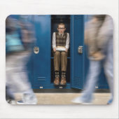 Ängstlicher Schüler versteckt sich in einem Spind Mousepad (Vorne)