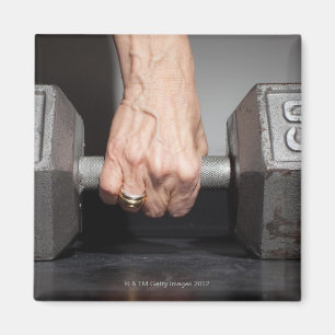 Anhebende Gewichte der älteren Frau Magnet