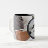 Anhebende Gewichte des Mannes in Turnhalle 2 Zweifarbige Tasse (Vorderseite Links)