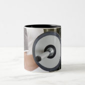 Anhebende Gewichte des Mannes in Turnhalle 2 Zweifarbige Tasse (Mittel)