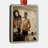 Anhebende Gewichte in der Turnhalle Ornament Aus Metall (Rechts)