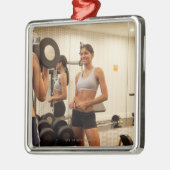 Anhebende Gewichte in der Turnhalle Ornament Aus Metall (Links)