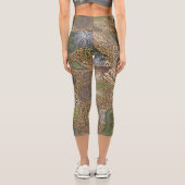 Animal Prints Sage und Gold Fantasy Paisley Capri Leggings (Rückseite)