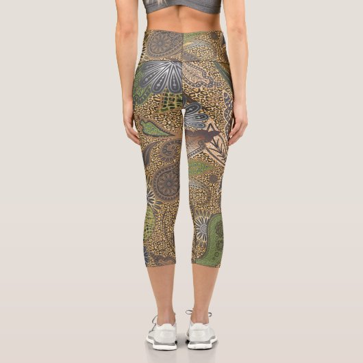 Animal Prints Sage und Gold Fantasy Paisley Capri Leggings (Rückseite)